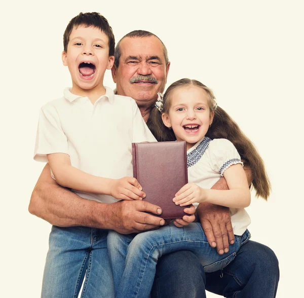 Retrato de avô e netos — Fotografia de Stock