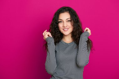 güzel kız glamour portre pembe, uzun kıvırcık saç