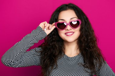 güzel kız glamour portre Pembe Kalp şekli güneş gözlüklü, uzun kıvırcık saç üzerinde