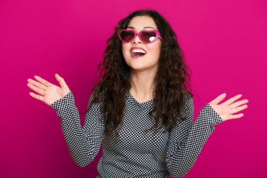 güzel kız glamour portre Pembe Kalp şekli güneş gözlüklü, uzun kıvırcık saç üzerinde