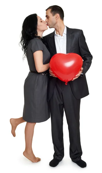 Retrato de pareja feliz vestido con ropa clásica, hombre sostiene globo en forma de corazón rojo, concepto de vacaciones de San Valentín . —  Fotos de Stock