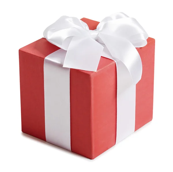 Caja de regalo con cinta y lazo sobre fondo blanco —  Fotos de Stock