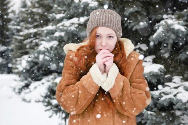 Genç kadın eller kış ısıtır.