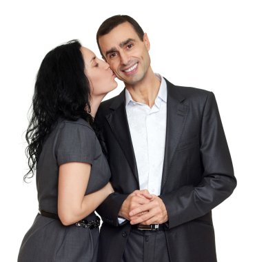 Mutlu çift klasik kıyafetler giymiş. Bir adamı öperken kadın