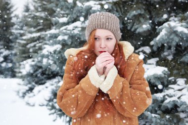 Genç kadın eller kış ısıtır.