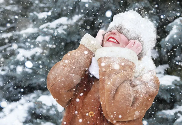 Mujer de invierno cegado nieve en la cabeza — Foto de Stock