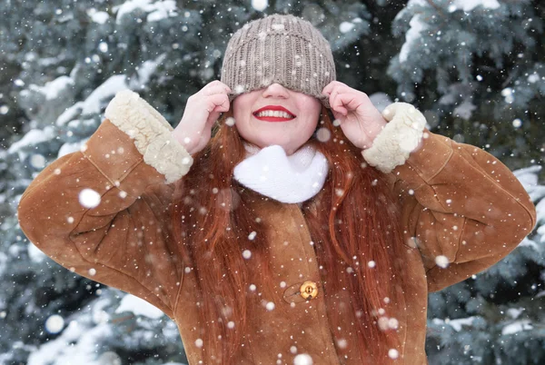 Mujer de invierno retrato al aire libre con nieve en la cabeza — Foto de Stock