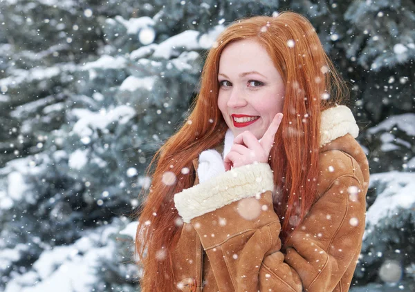 Mujer de invierno retrato al aire libre, sonriendo y mostrar el dedo — Foto de Stock