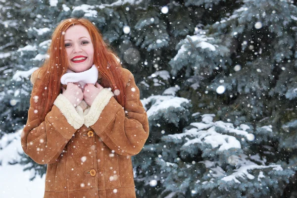 Mujer de invierno retrato al aire libre, abetos nevados fondo — Foto de Stock