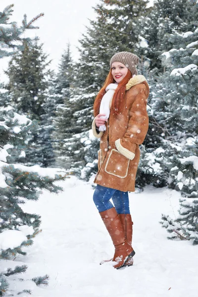 Menina no parque de inverno durante o dia. Abeto com neve. Ruiva mulher comprimento total . — Fotografia de Stock