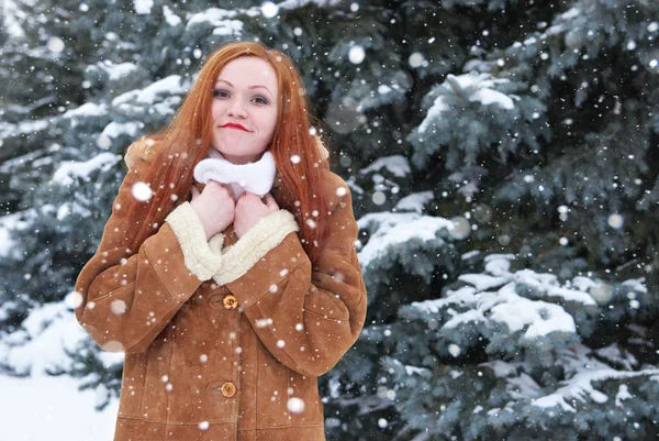 Grimacing femme hiver extérieur portrait, sapin neigeux fond — Photo