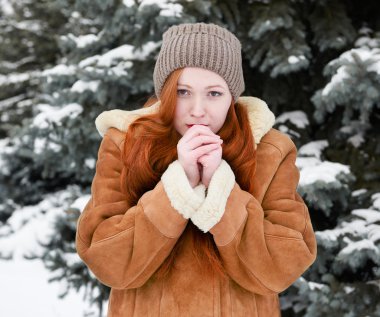 Genç kadın eller kış açık ısıtır.
