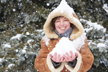 Kış sezonu kar kafası ve elleri ile kadın portre