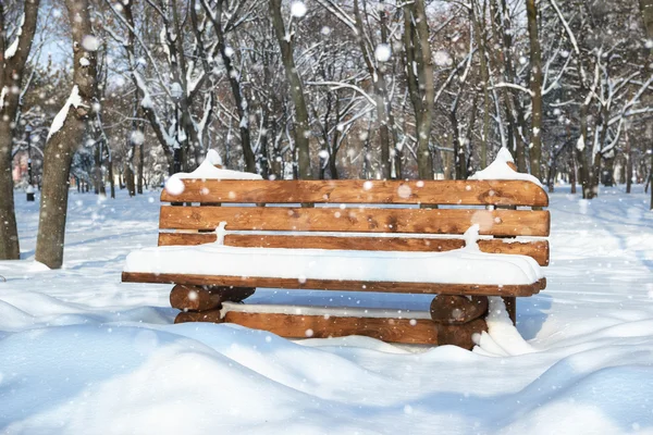 Banc Bois Dans Parc Ville Hiver Belle Journée Ensoleillée Neige — Photo