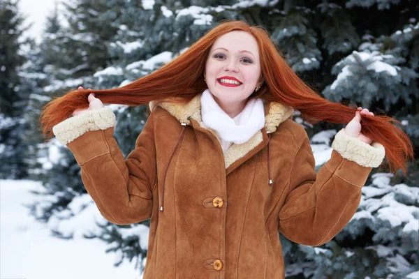 Invierno mujer al aire libre retrato mostrar largo pelo rojo — Foto de Stock