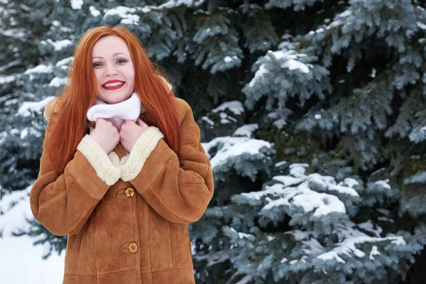 Mujer de invierno retrato al aire libre, abetos nevados fondo — Foto de Stock