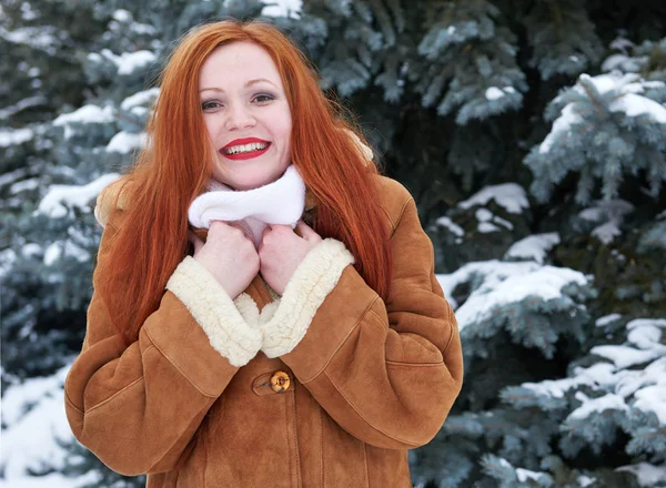 Mujer de invierno retrato al aire libre, abetos nevados fondo — Foto de Stock