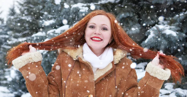 Invierno mujer al aire libre retrato mostrar largo pelo rojo — Foto de Stock