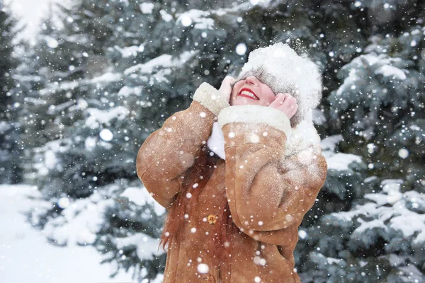 Portrait extérieur femme hiver avec neige sur la tête — Photo