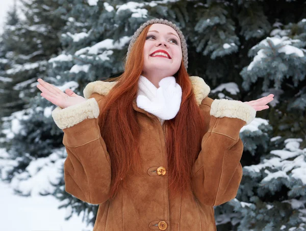 Feliz joven en invierno y abetos nevados — Foto de Stock