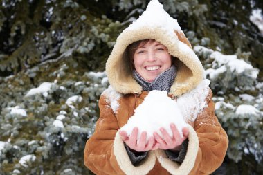 Kış sezonu kar kafası ve elleri ile kadın portre