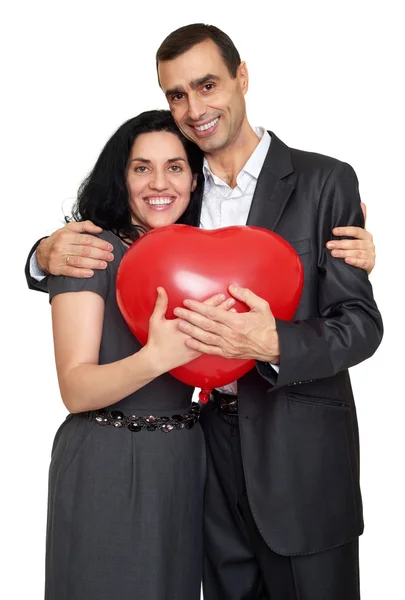 행복 한 부부 초상화 레드 심장 모양 풍선입니다. 발렌타인 데이 휴일 개념. 고립 된 스튜디오 — 스톡 사진