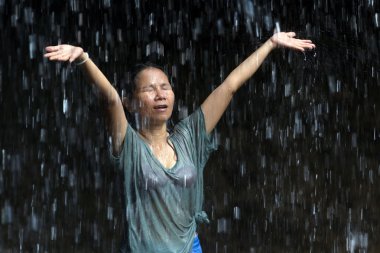 Şelale altında mutlu kadın