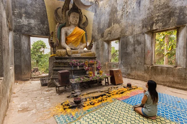 Donna tailandese che prega nel tempio — Foto Stock