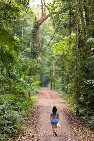 Mujer caminando en la selva — Foto de Stock