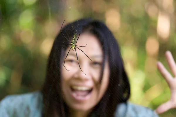 若い女性を驚くべきスパイダーマン — ストック写真