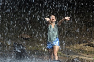 Kadın özgürlük şelale