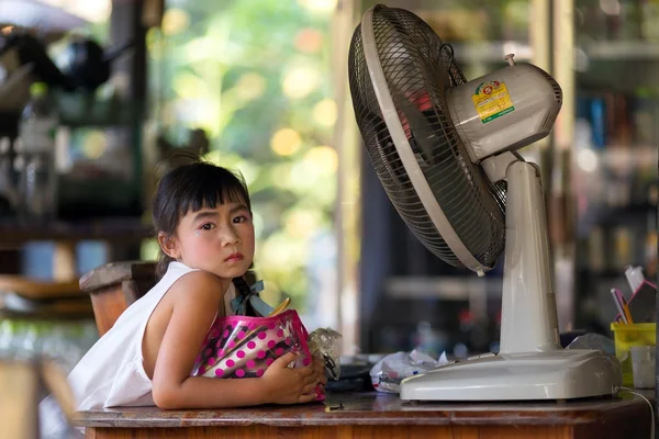 Ernstige Thaise meisje — Stockfoto