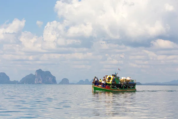 Bateau thaïlandais avec passagers — Photo