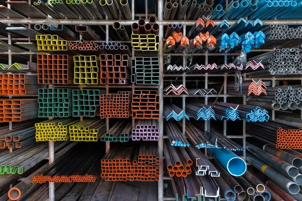 Estantes de metal en la tienda de bricolaje — Foto de Stock
