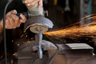 Metal bir parça taşlama işçisi