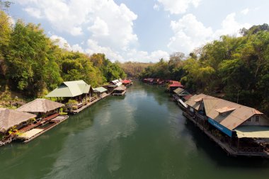 Rafts'ın tropikal Nehri üzerinde yüzen