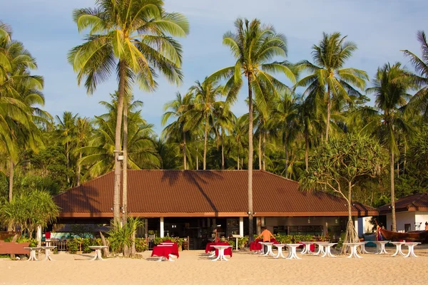 Ресторан на тропическом пляже — стоковое фото