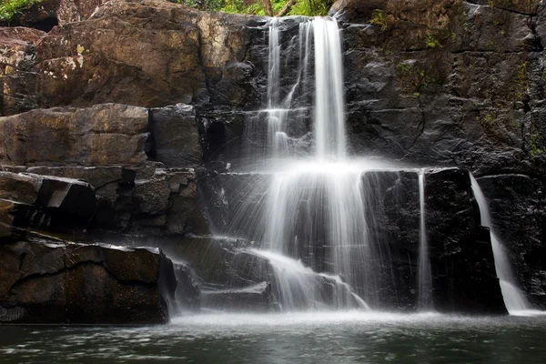 Cascada rocosa tropical — Foto de Stock