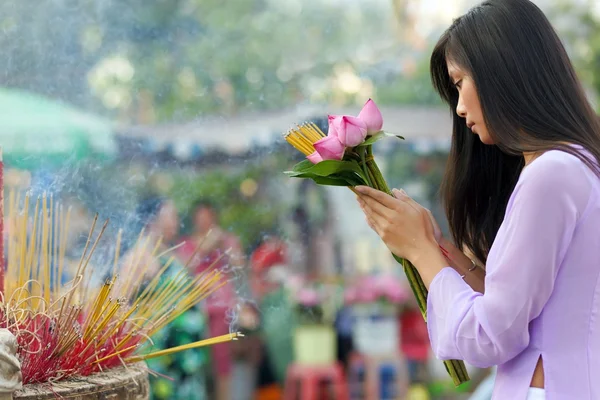 Söt vietnamesisk flicka ber — Stockfoto