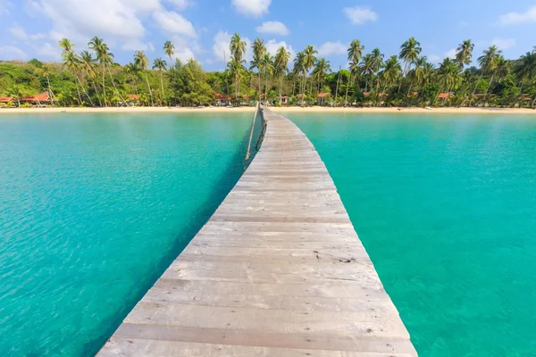 Wooden pontoon in tropical sea — Stock Photo, Image