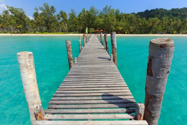 Pontone in legno nel mare tropicale — Foto Stock