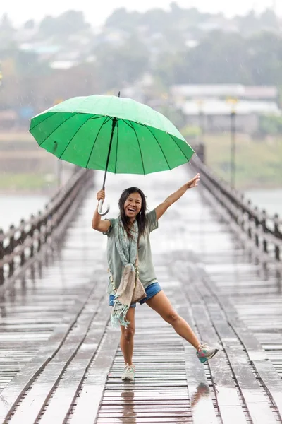 Bailando bajo la lluvia — Foto de Stock