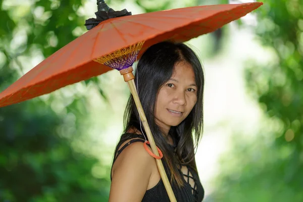 Aziatische vrouw bedrijf paraplu — Stockfoto