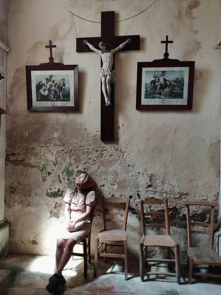 Femme Triste Solitaire Recherche Espérance Dans Une Église Chrétienne France — Photo