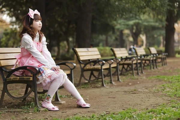 Japoński cosplay lolita w parku — Zdjęcie stockowe