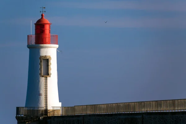 Küçük bağlantı noktası pier deniz feneri — Stok fotoğraf