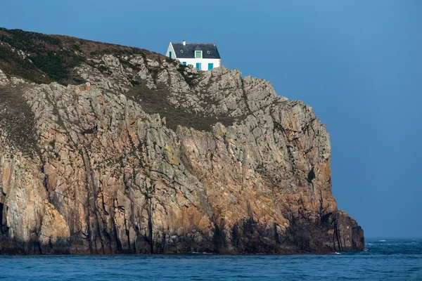 Heimat auf hoher Klippe — Stockfoto