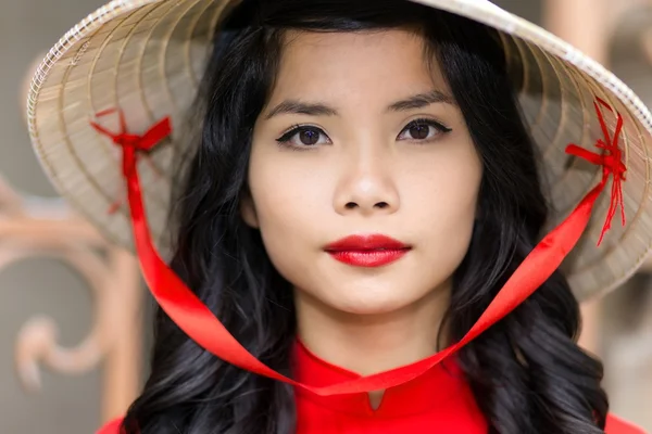 Vrij Vietnamese vrouw in een stro hoed — Stockfoto