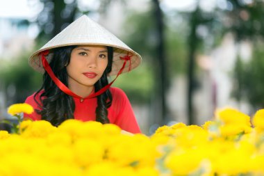 Geleneksel şapka içinde genç Vietnamlı kadın