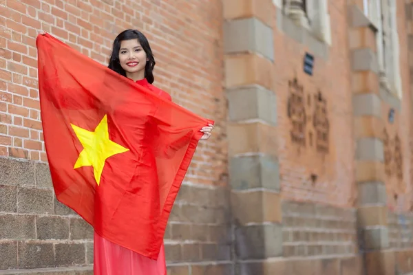 Счастливая патриотичная молодая вьетнамка — стоковое фото